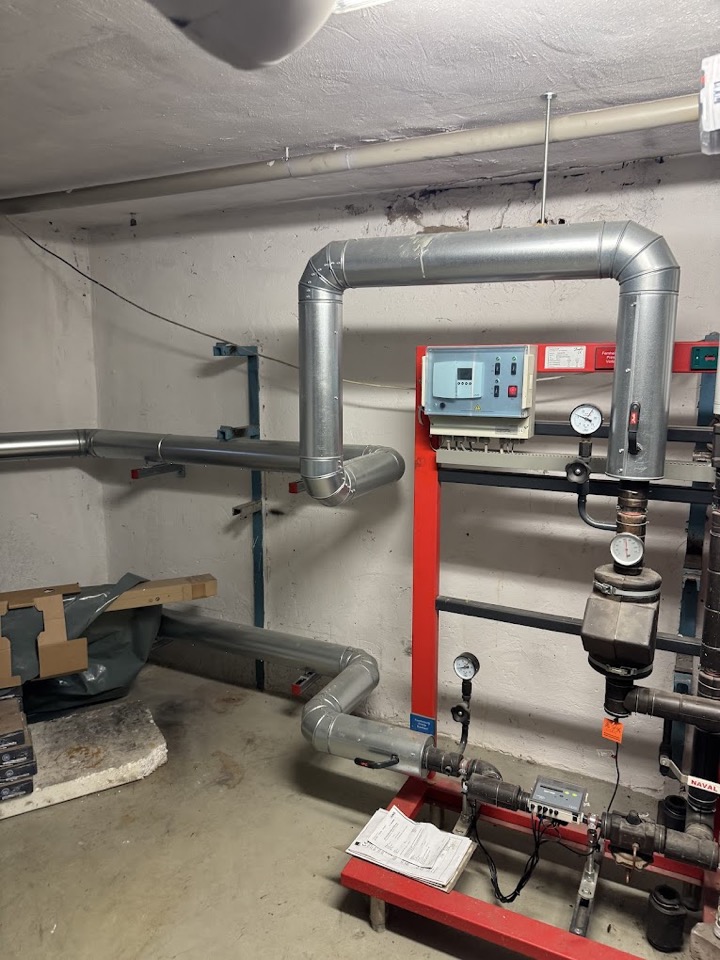 Fernwärme-Übergabestation mit gedämmten Rohrleitungen und Messinstrumenten