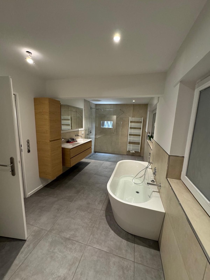 Sanitär Offenbach: modernes Komplettbad mit Badewanne, Doppelwaschtisch und begehbarer Dusche
