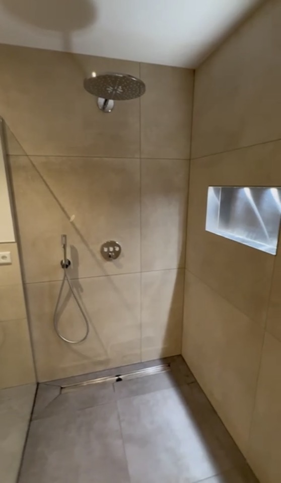 Sanitär Offenbach: moderne Walk-in-Dusche mit Regendusche und Wandfliesen