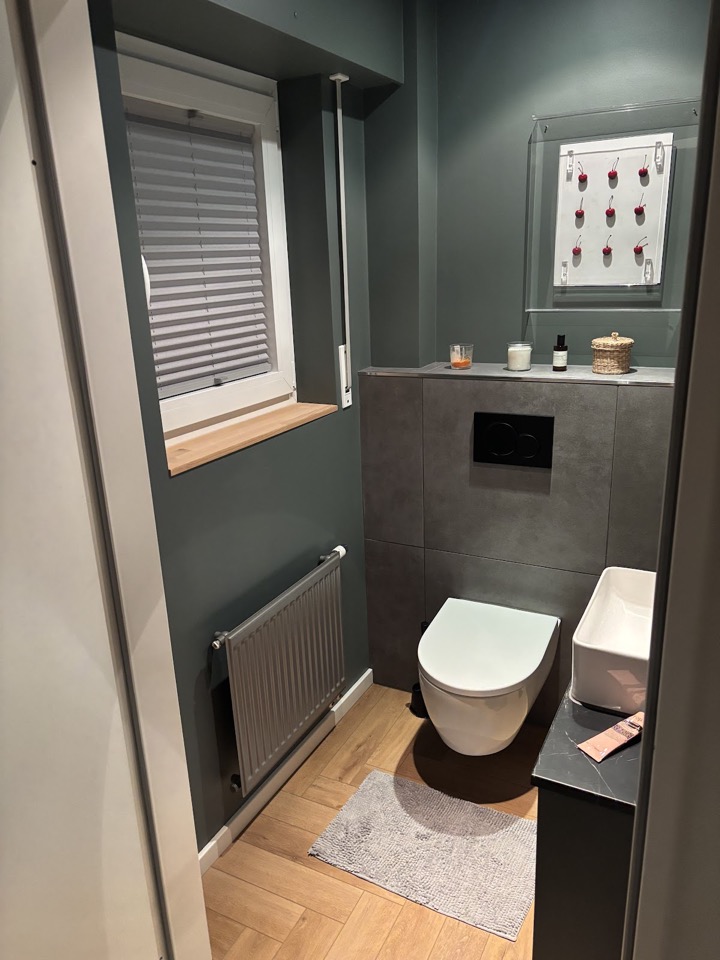 Gäste-WC mit Aufsatzwaschbecken, dunkler Fliese und Designheizkörper